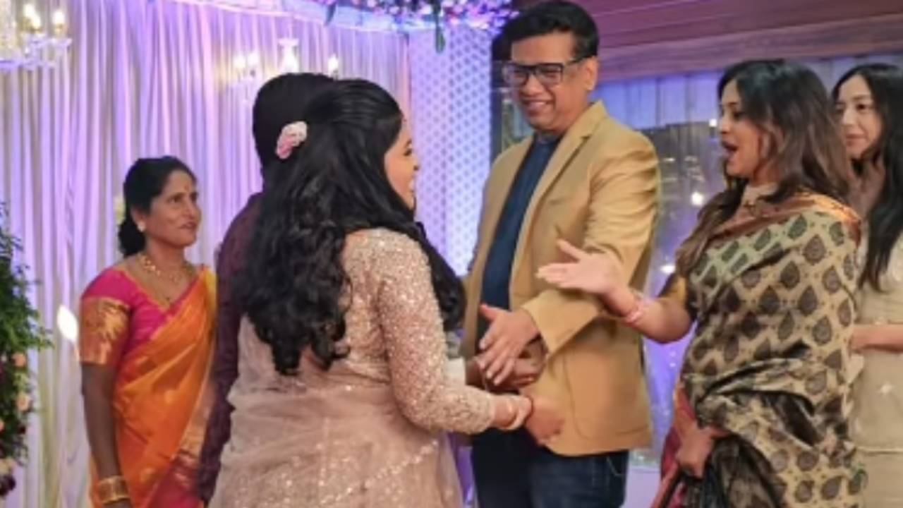 Pruthvi Bhat: ಗಾಯಕಿ ಪೃಥ್ವಿ ಭಟ್ ಅದ್ಧೂರಿ ರಿಸೆಪ್ಷನ್, ಘಟಾನುಘಟಿಗಳು ಭಾಗಿ: PHOTOS - Image 3