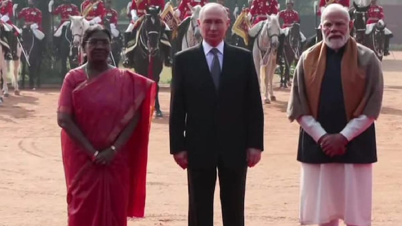 ಮಹಾತ್ಮ ಗಾಂಧಿ ಪ್ರತಿಮೆಗೆ ಪುಷ್ಪನಮನ ಸಲ್ಲಿಸಿದ ರಷ್ಯಾ ಅಧ್ಯಕ್ಷ