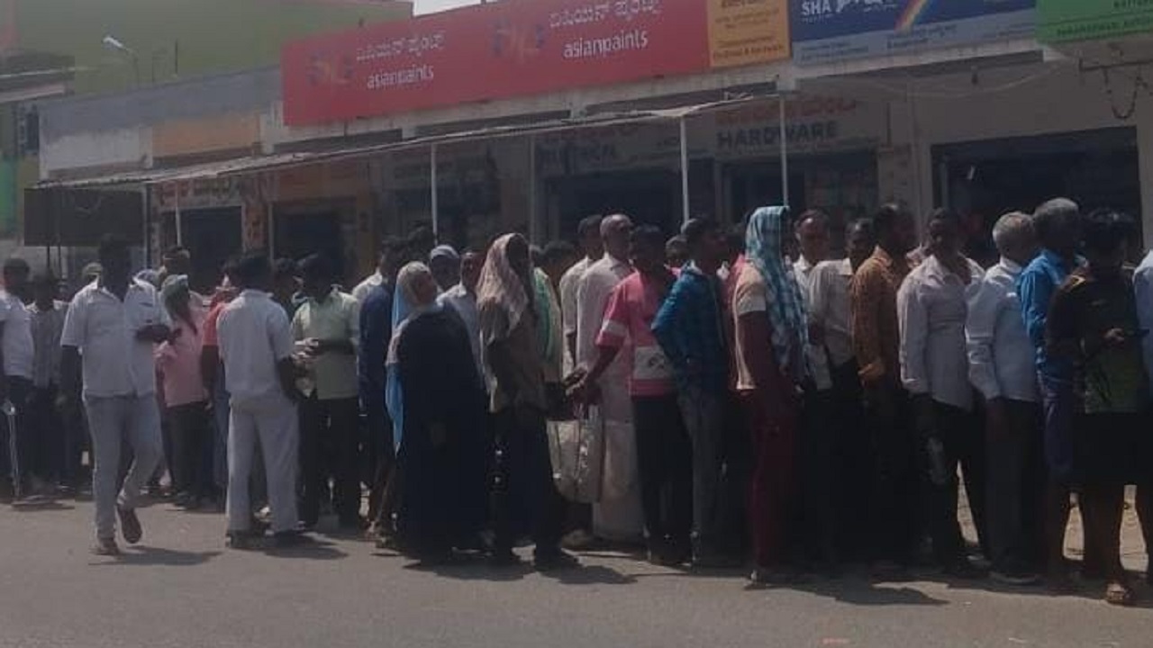 Chikkaballapur News: ಚಿಕ್ಕಬಳ್ಳಾಪುರದಲ್ಲಿ ಸುಡು ಬಿಸಿಲಿನಲ್ಲೂ ಸಿಲಿಂಡರ್‌ಗಾಗಿ ಕ್ಯೂ ನಿಂತ ಜನತೆ