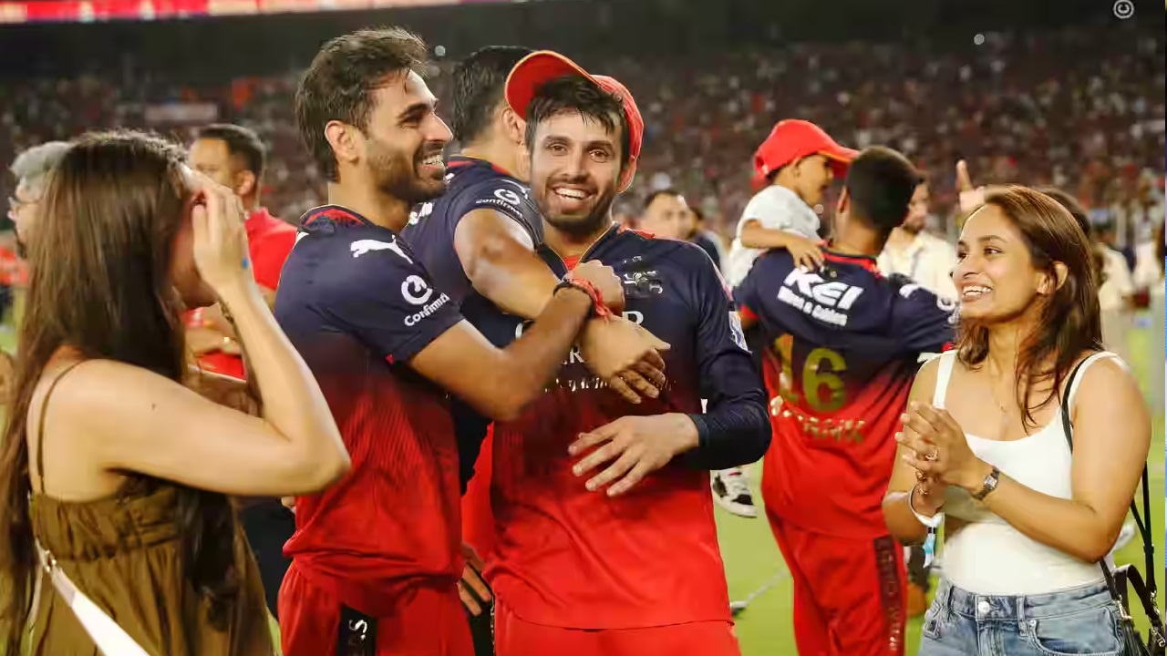 IPL 2025: 18 ವರ್ಷಗಳ ಬಳಿಕ ಚೊಚ್ಚಲ ಕಪ್ ಗೆದ್ದು ಕಣ್ಣೀರಿಟ್ಟ ವಿರಾಟ್ ಕೊಹ್ಲಿ! - Image 4
