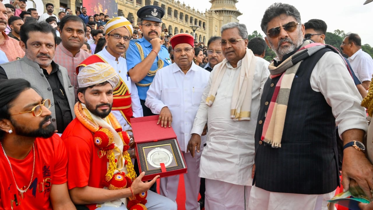 2025ರ ಐಪಿಎಲ್ ಚಾಂಪಿಯನ್ಸ್ ಆರ್ಸಿಬಿ ಆಟಗಾರರನ್ನು ಗೌರವಿಸಿದ ಕರ್ನಾಟಕ ಸರ್ಕಾರ! - Image 3