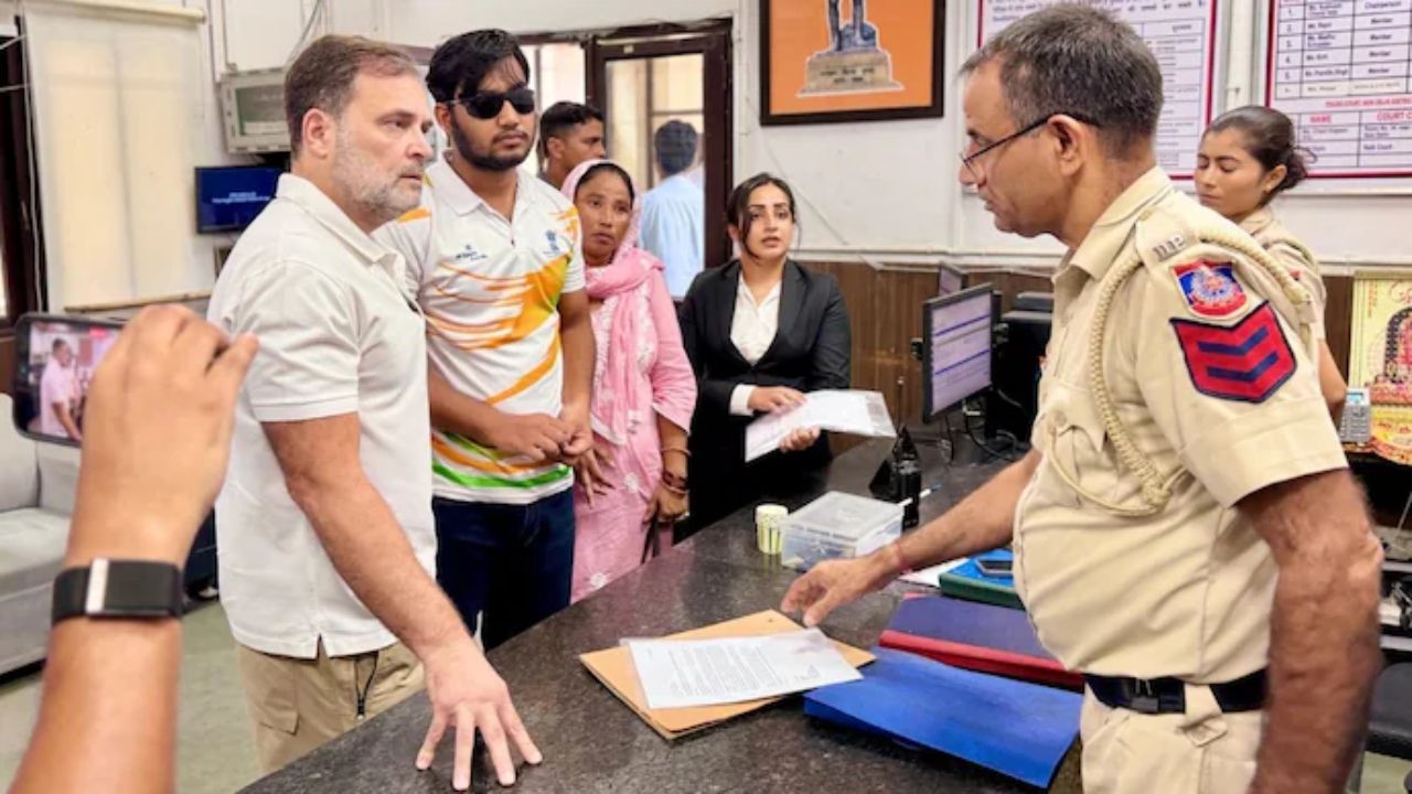 ಪೆಲೆಟ್ ಗನ್ ಸಂತ್ರಸ್ತನೊಂದಿಗೆ ರಾಹುಲ್ ಗಾಂಧಿ ಧರಣಿ