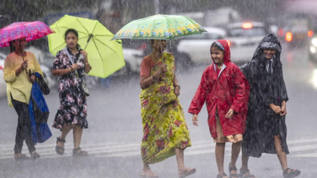 Karnataka Weather: ಮುಂದಿನ 6 ದಿನ ಬೆಂಗಳೂರು ಸೇರಿ ರಾಜ್ಯದ 20ಕ್ಕೂ ಹೆಚ್ಚು ಜಿಲ್ಲೆಗಳಲ್ಲಿ ಅಬ್ಬರಿಸಲಿದೆ ಮಳೆ