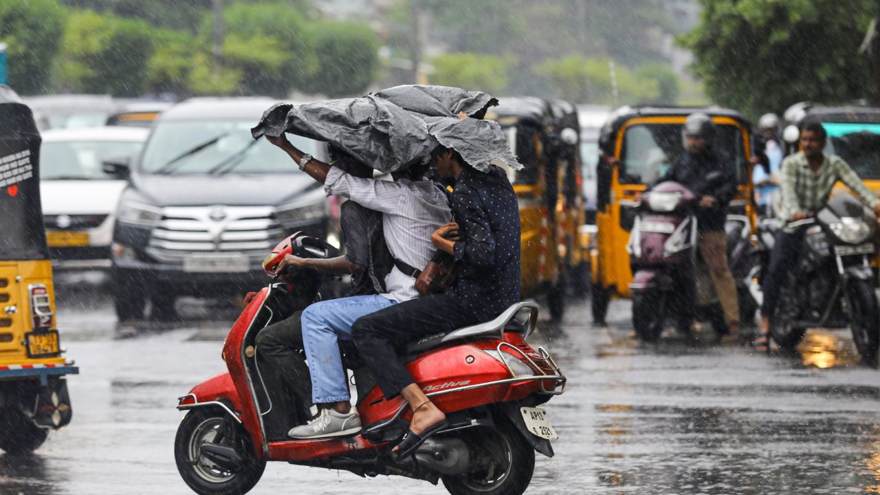 Karnataka Rains: ನಾಳೆ ಕರಾವಳಿ ಹೊರತುಪಡಿಸಿ ಉಳಿದೆಲ್ಲಾ ಜಿಲ್ಲೆಗಳಿಗೆ ಯೆಲ್ಲೊ ಅಲರ್ಟ್; ಗುಡುಗು ಸಹಿತ ಮಳೆ ಸಾಧ್ಯತೆ