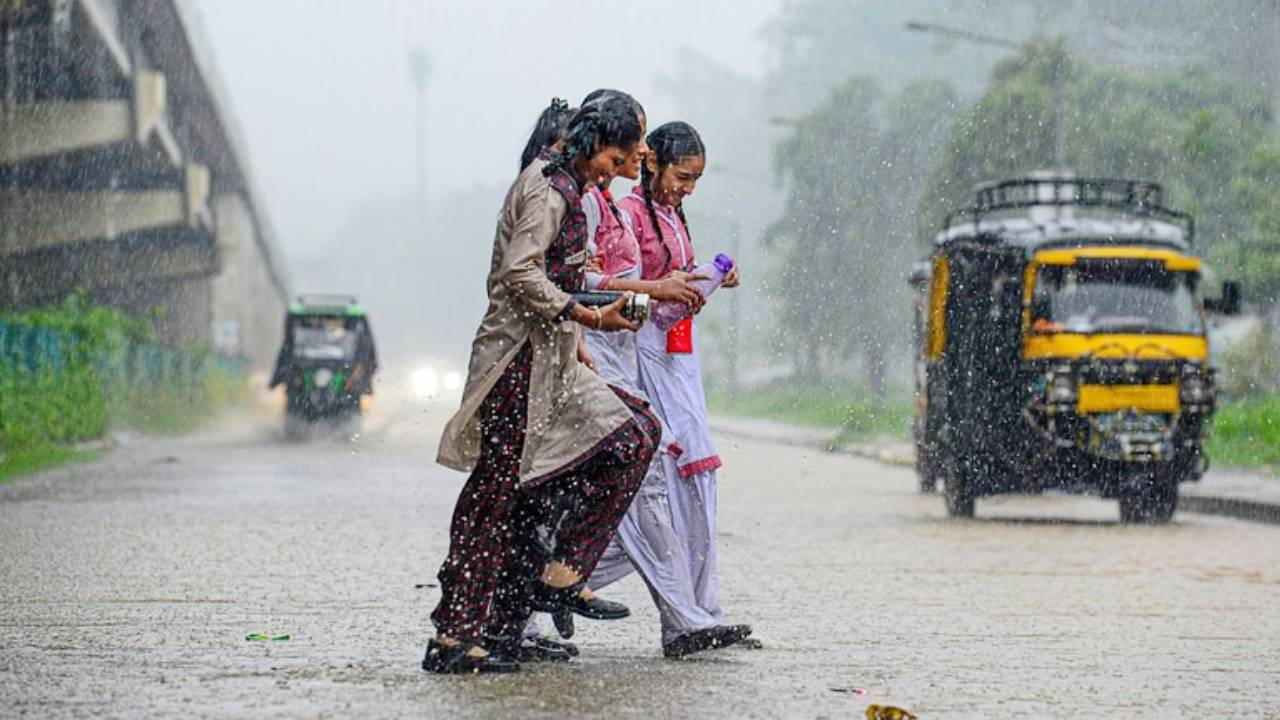 Karnataka Rains: ಮುಂದಿನ 3 ದಿನ ಕರಾವಳಿಯಲ್ಲಿ ಭಾರಿ ಮಳೆ; ಯೆಲ್ಲೋ ಅಲರ್ಟ್ ಘೋಷಣೆ