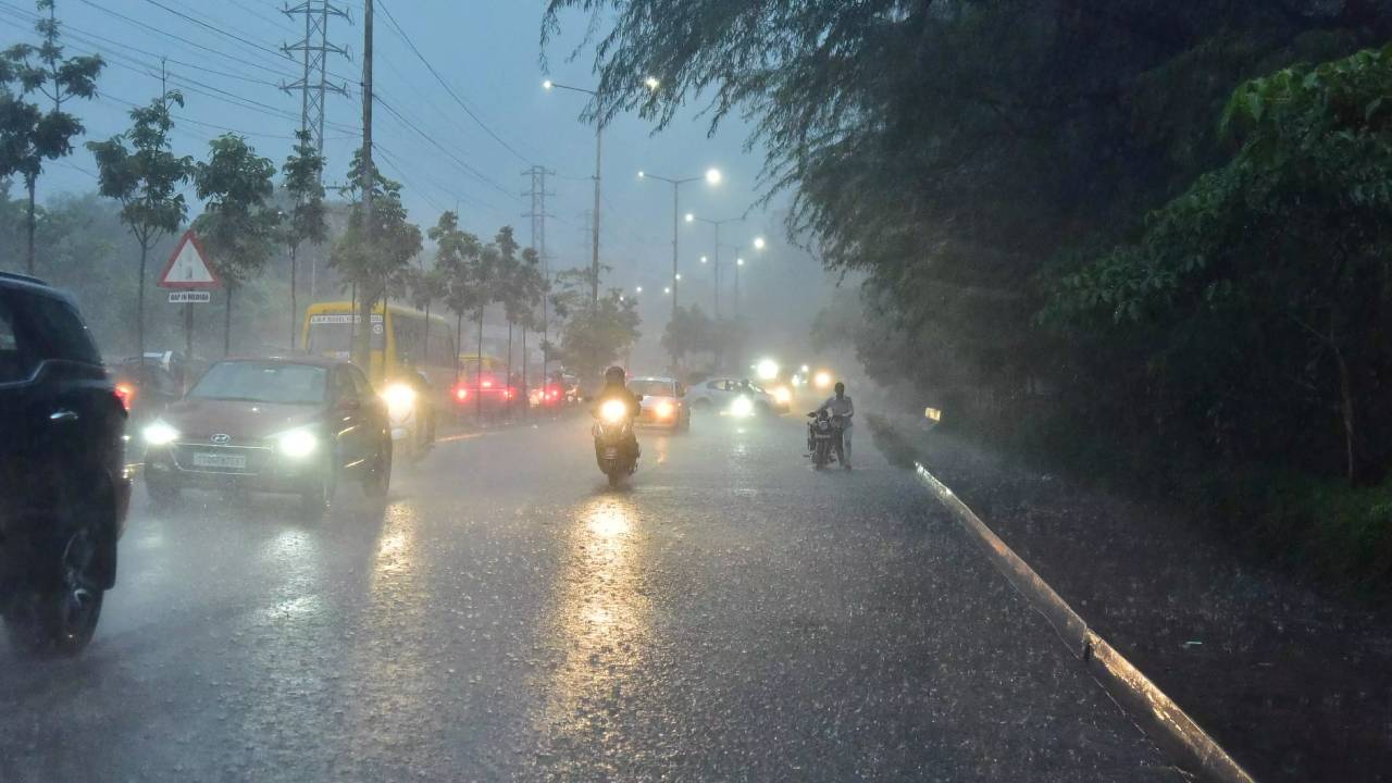 Karnataka Weather: ಯೆಲ್ಲೋ ಅಲರ್ಟ್; ಇಂದು ಬೆಳಗಾವಿ, ಧಾರವಾಡ ಸೇರಿ ಈ ಜಿಲ್ಲೆಗಳಲ್ಲಿ ಭಾರಿ ಮಳೆ ನಿರೀಕ್ಷೆ