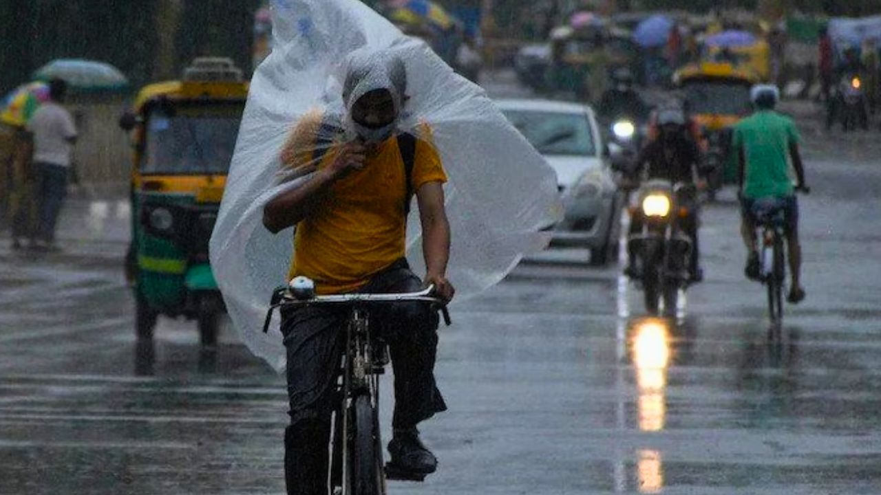 Karnataka Rains: ನಾಳೆ ರಾಜ್ಯದ 12 ಜಿಲ್ಲೆಗಳಿಗೆ ಯೆಲ್ಲೋ ಅಲರ್ಟ್‌; ವ್ಯಾಪಕ ಮಳೆ ಸಾಧ್ಯತೆ!