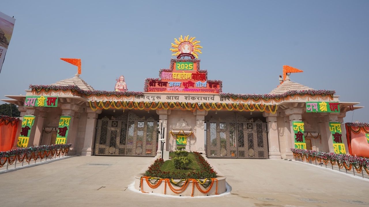 Ayodhya Ram Temple: ಕಳೆಗಟ್ಟಿದ ಅಯೋಧ್ಯೆ; ರಾಮ ಮಂದಿರದಲ್ಲಿ ನಾಳೆ ಧ್ವಜಾರೋಹಣ: ಪ್ರಧಾನಿ ನರೇಂದ್ರ ಮೋದಿ ಭಾಗಿ - Image 2