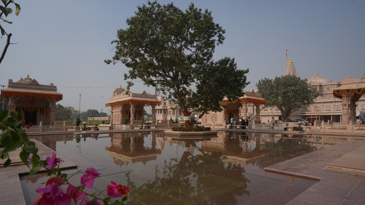 Ayodhya Ram Temple: ಕಳೆಗಟ್ಟಿದ ಅಯೋಧ್ಯೆ; ರಾಮ ಮಂದಿರದಲ್ಲಿ ನಾಳೆ ಧ್ವಜಾರೋಹಣ: ಪ್ರಧಾನಿ ನರೇಂದ್ರ ಮೋದಿ ಭಾಗಿ - Image 3