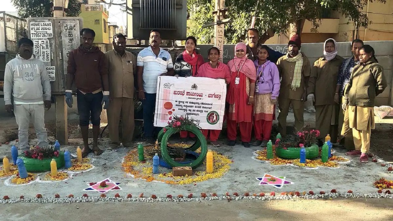 ಜನ ಕಸ ಹಾಕುವುದನ್ನು ತಪ್ಪಿಸಲು ರಂಗೋಲಿ ಮೊರೆ ಹೋದ ಪುರಸಭೆ ಸಿಬ್ಬಂದಿ!