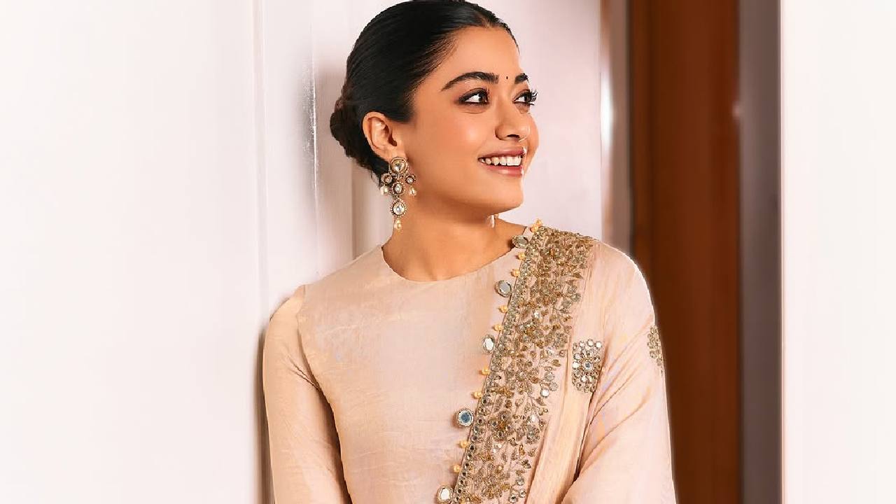 Rashmika Mandanna: ಧನುಷ್, ನಾಗಾರ್ಜುನ್ ಜೊತೆ ಸ್ಟನ್ನಿಂಗ್ ಲುಕ್ನಲ್ಲಿ ಕಾಣಿಸಿಕೊಂಡ ರಶ್ಮಿಕಾ-ಫೋಟೋಸ್ಗೆ ಇಲ್ಲಿ ಕ್ಲಿಕ್ ಮಾಡಿ - Image 6