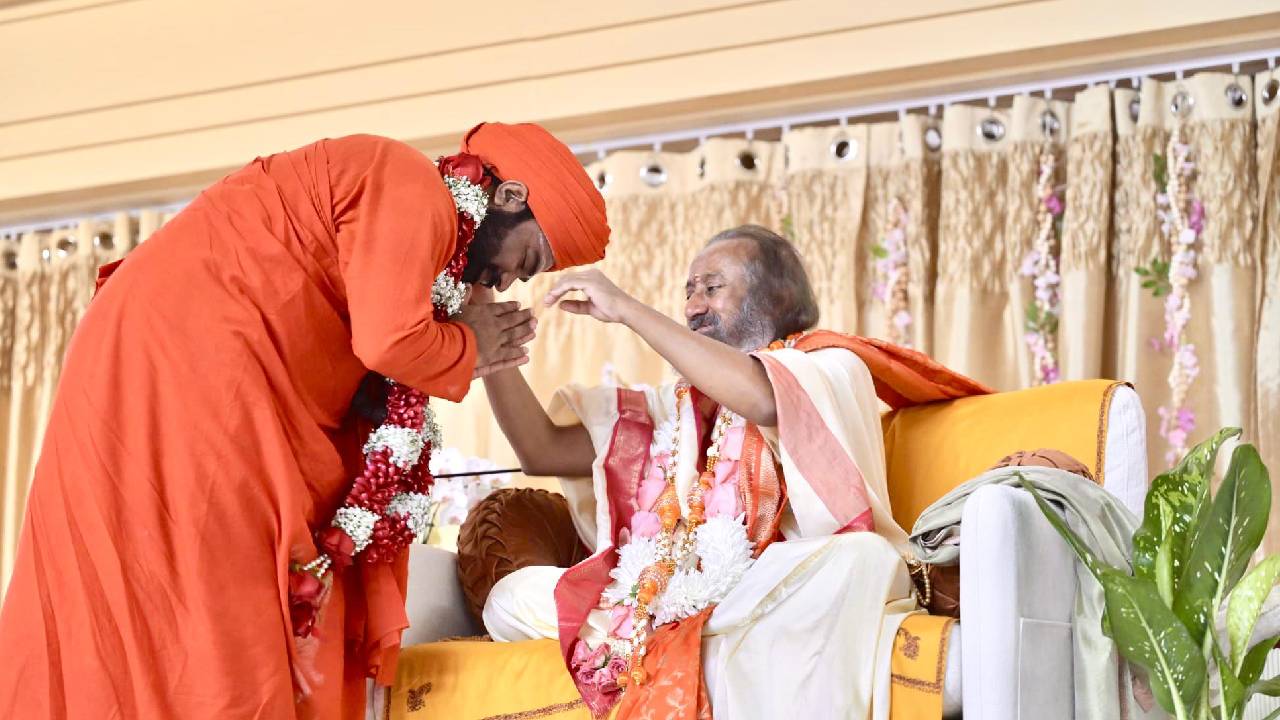 Vachanananda Swamiji: ಆರ್ಟ್ ಆಫ್ ಲಿವಿಂಗ್ ರಿಟ್ರೀಟ್ ಸೆಂಟರ್ನ ಗುರು ಪೂರ್ಣಿಮೆಯಲ್ಲಿ ವಚನಾನಂದ ಸ್ವಾಮೀಜಿ ಭಾಗಿ; ರವಿಶಂಕರ ಗೂರೂಜಿ ಭೇಟಿ - Image 1