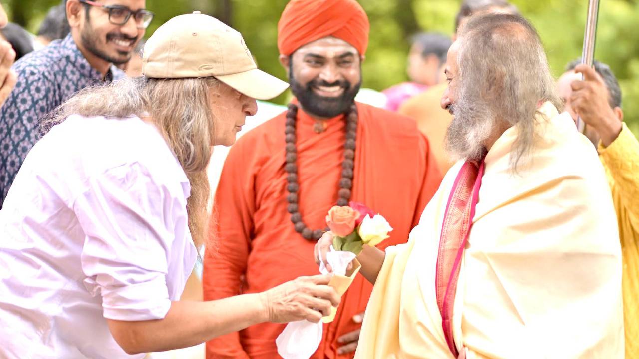 Vachanananda Swamiji: ಆರ್ಟ್ ಆಫ್ ಲಿವಿಂಗ್ ರಿಟ್ರೀಟ್ ಸೆಂಟರ್ನ ಗುರು ಪೂರ್ಣಿಮೆಯಲ್ಲಿ ವಚನಾನಂದ ಸ್ವಾಮೀಜಿ ಭಾಗಿ; ರವಿಶಂಕರ ಗೂರೂಜಿ ಭೇಟಿ - Image 2