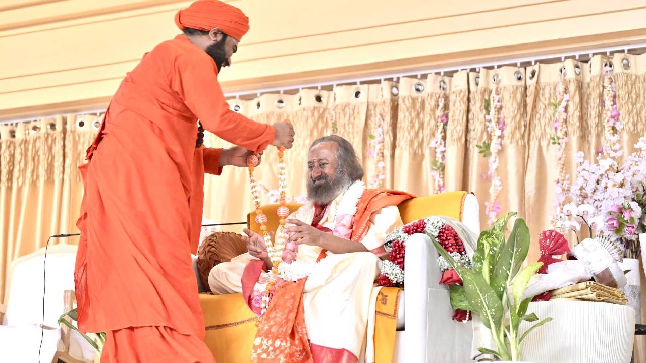 Vachanananda Swamiji: ಆರ್ಟ್ ಆಫ್ ಲಿವಿಂಗ್ ರಿಟ್ರೀಟ್ ಸೆಂಟರ್ನ ಗುರು ಪೂರ್ಣಿಮೆಯಲ್ಲಿ ವಚನಾನಂದ ಸ್ವಾಮೀಜಿ ಭಾಗಿ; ರವಿಶಂಕರ ಗೂರೂಜಿ ಭೇಟಿ - Image 4