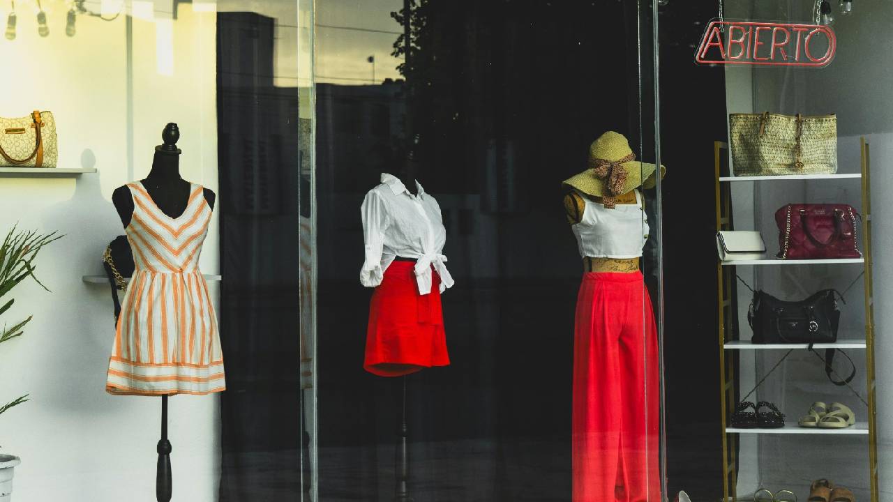 Valentine’s Fashion 2026: ವ್ಯಾಲೆಂಟೈನ್ಸ್ ವೀಕ್‌ನಲ್ಲಿ ರೆಡ್ ಫ್ಯಾಷನ್ ಹವಾ! - Image 4