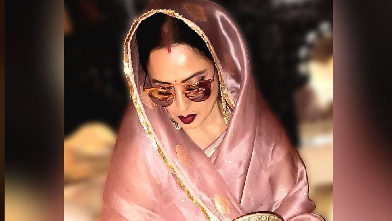 Actress Rekha: ಪಿಂಕ್ ಬನಾರಸಿ ಸೀರೆಯುಟ್ಟು ಮಹಾರಾಣಿಯಂತೆ ಕಂಗೊಳಿಸಿದ ನಟಿ ರೇಖಾ - Image 5
