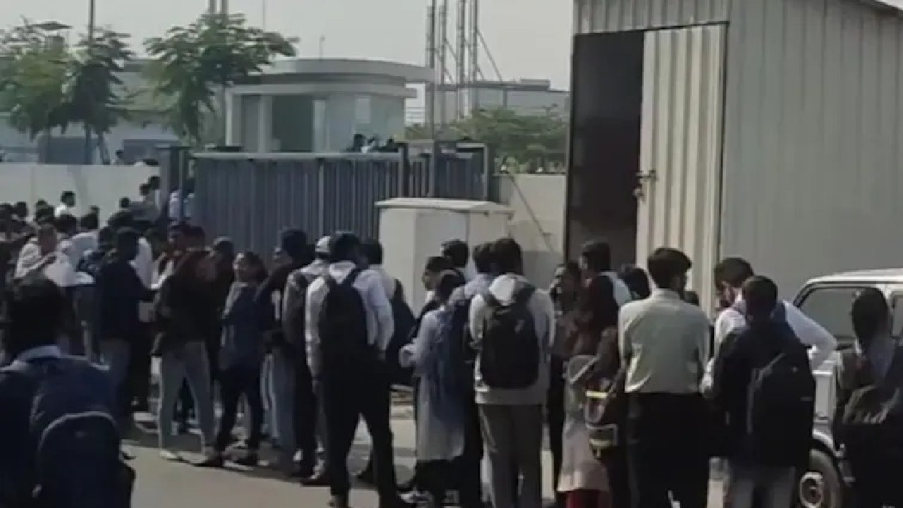 ಸುಡು ಬಿಸಿಲಲ್ಲಿ ಐಟಿ ಕಂಪನಿ ಎದುರು ಕೆಲಸಕ್ಕಾಗಿ ಕ್ಯೂ ನಿಂತ ಸಾವಿರಾರು ಜನ- ವಿಡಿಯೊ ವೈರಲ್‌