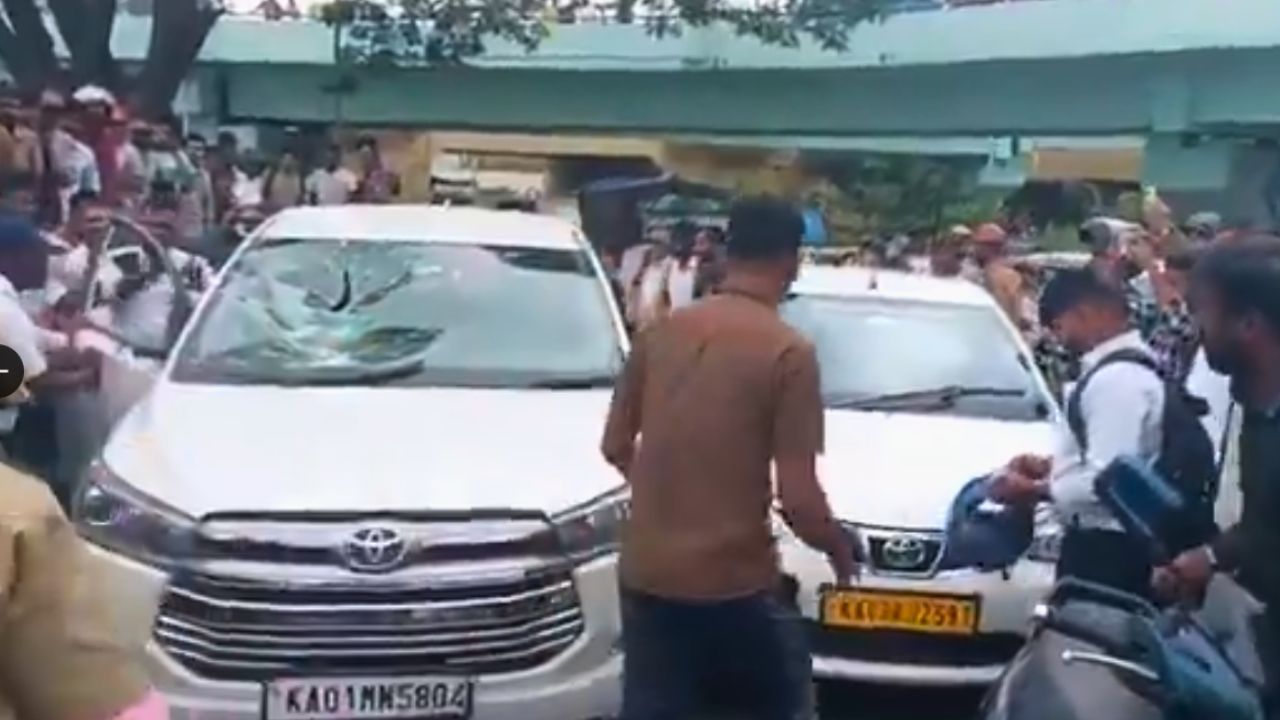 Road Rage: ಕಾರು ಟಚ್ ಆಗಿದ್ದನ್ನು ಪ್ರಶ್ನಿಸಿದ್ದಕ್ಕೆ ಮಚ್ಚು ತೆಗೆದ; ಕಿಡಿಗೇಡಿಯ ಕಾರನ್ನೇ ಧ್ವಂಸ ಮಾಡಿದ ಜನ!