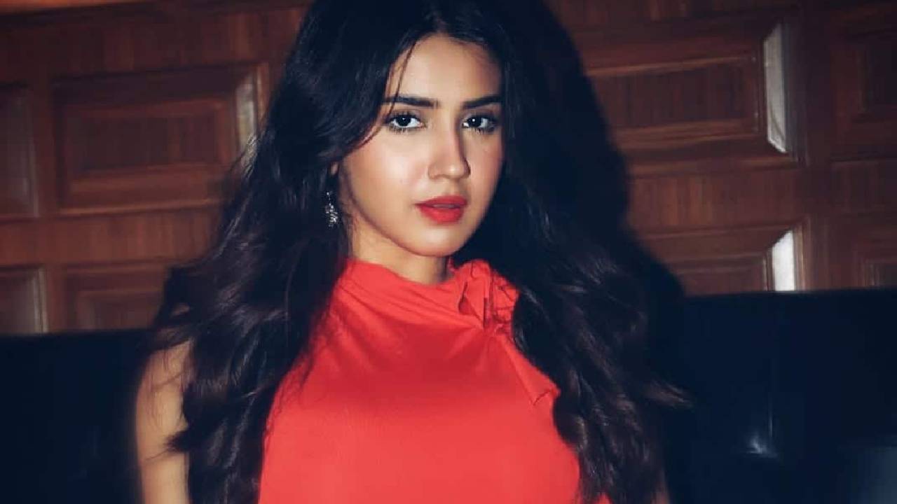 Roshni Walia: "ಕಾಂಡೋಮ್ ತೆಗೆದುಕೊಂಡು ಹೋಗು, ಎಂಜಾಯ್ ಮಾಡು" ಖ್ಯಾತ ನಟಿಗೆ ತಾಯಿಯ ಸಲಹೆ! - Image 4