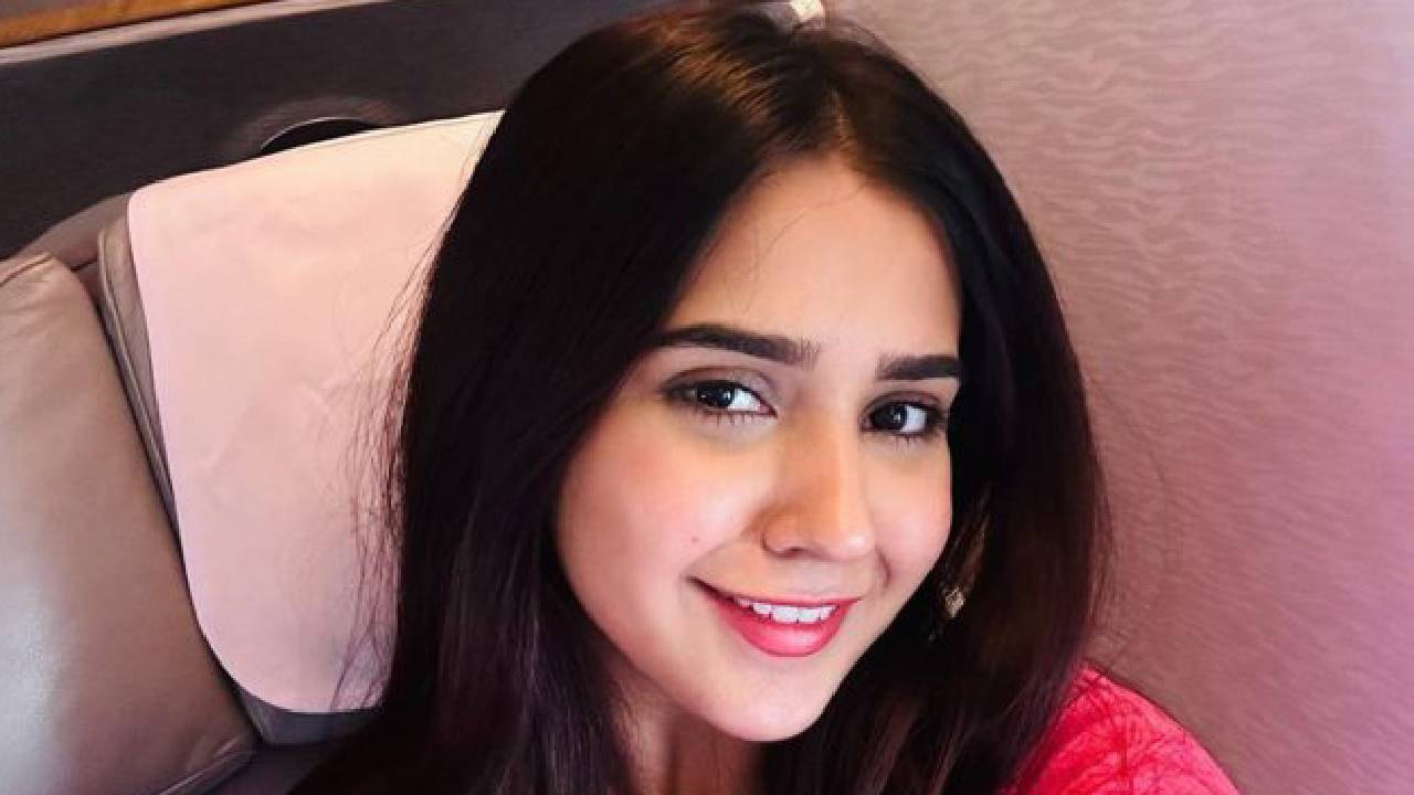 Roshni Walia: "ಕಾಂಡೋಮ್ ತೆಗೆದುಕೊಂಡು ಹೋಗು, ಎಂಜಾಯ್ ಮಾಡು" ಖ್ಯಾತ ನಟಿಗೆ ತಾಯಿಯ ಸಲಹೆ! - Image 5