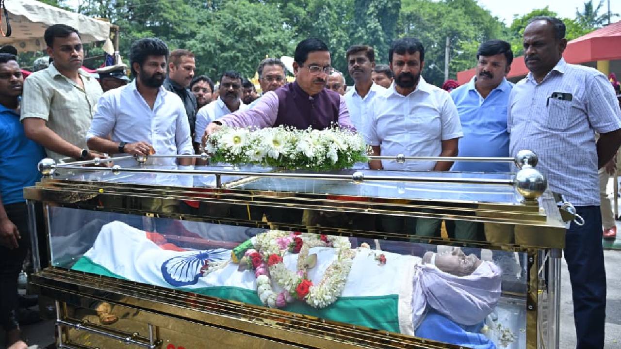 ಸಾಹಿತಿ ಭೈರಪ್ಪ ಅತ್ಯಂತ ಸರಳಾತಿ ಸರಳ ವ್ಯಕ್ತಿತ್ವದವರಾಗಿದ್ದರು: ಜೋಶಿ