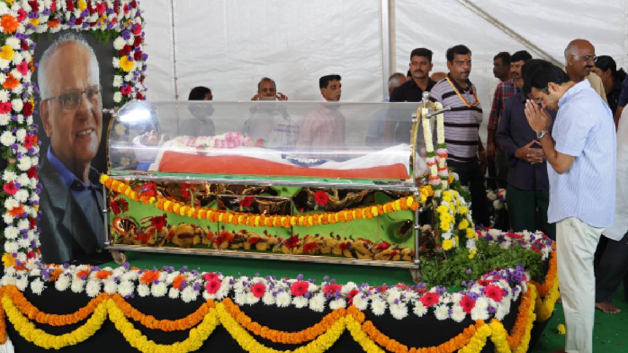 SL Bhyrappa: ಸಿಎಂ ಸಿದ್ದರಾಮಯ್ಯ, ಡಿಸಿಎಂ ಡಿಕೆಶಿ ಸೇರಿ ಗಣ್ಯರಿಂದ ಎಸ್.ಎಲ್. ಭೈರಪ್ಪ ಅಂತಿಮ ದರ್ಶನ - Image 8
