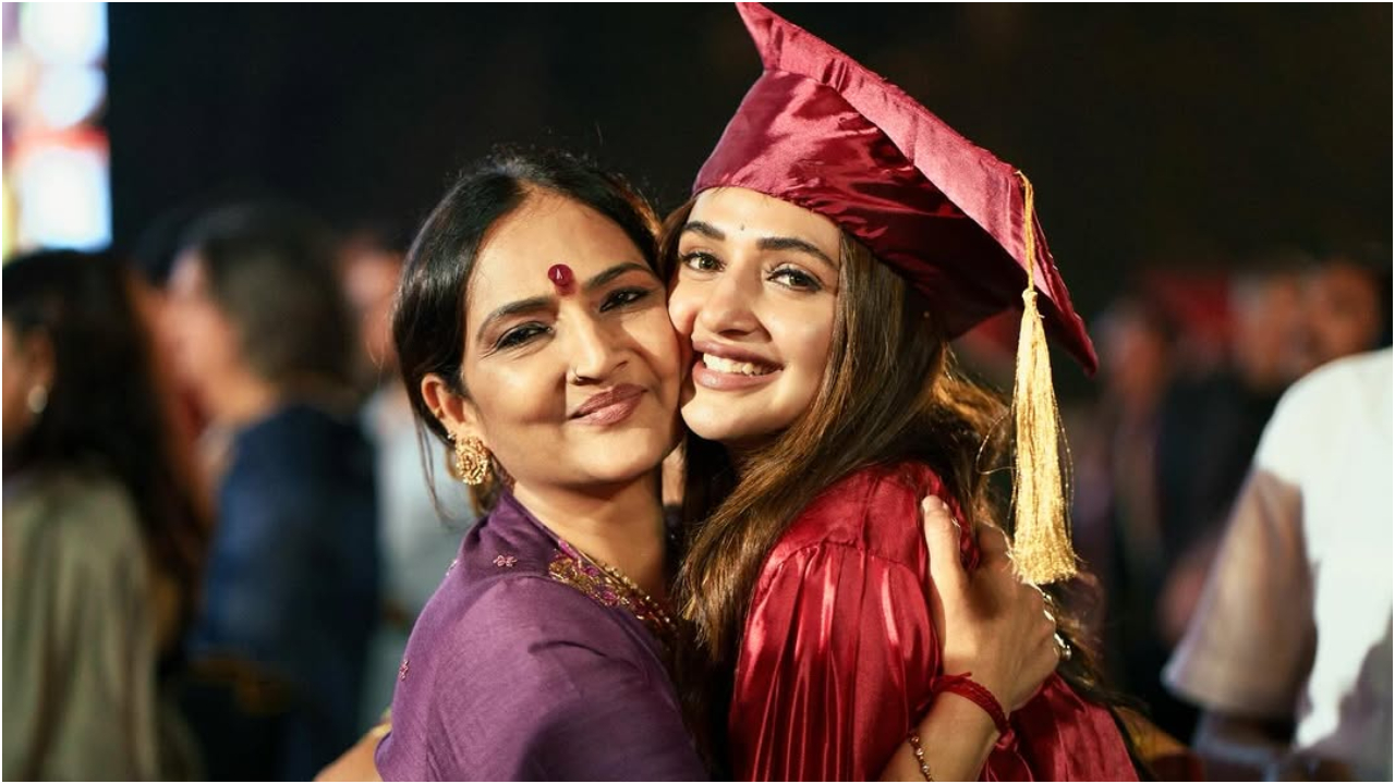 ʻನಿಮ್ ಹುಡುಗಿ ಕೊಟ್ಟ ಮಾತು ಉಳಿಸಿಕೊಂಡಿದ್ದಾಳೆʼ; ಎಂಬಿಬಿಎಸ್‌ ಪದವಿ ಪಡೆದ ಖುಷಿಯಲ್ಲಿ ಡಾ. ಶ್ರೀಲೀಲಾ; ಇಲ್ಲಿವೆ ಘಟಿಕೋತ್ಸವದ ಫೋಟೋಗಳು - Image 1