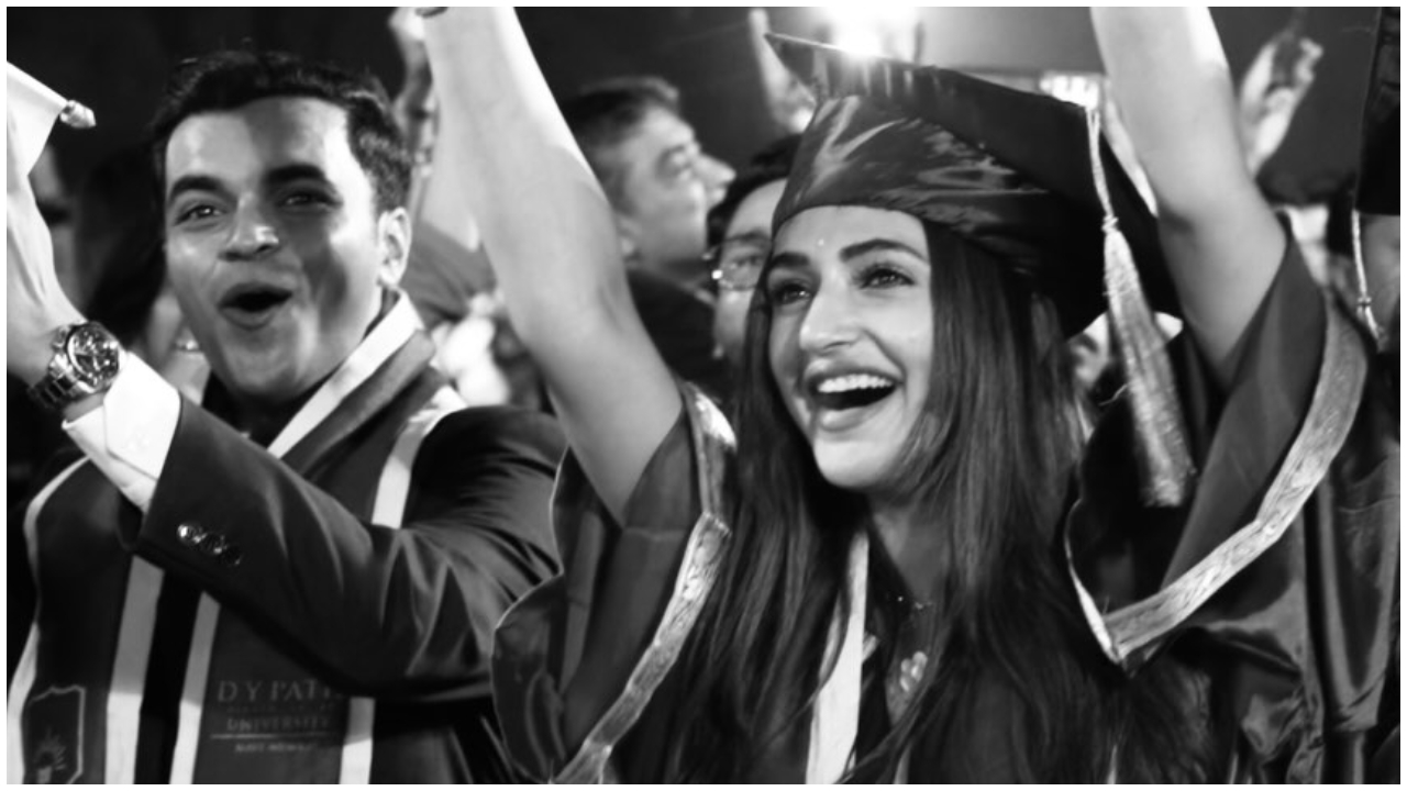 ʻನಿಮ್ ಹುಡುಗಿ ಕೊಟ್ಟ ಮಾತು ಉಳಿಸಿಕೊಂಡಿದ್ದಾಳೆʼ; ಎಂಬಿಬಿಎಸ್‌ ಪದವಿ ಪಡೆದ ಖುಷಿಯಲ್ಲಿ ಡಾ. ಶ್ರೀಲೀಲಾ; ಇಲ್ಲಿವೆ ಘಟಿಕೋತ್ಸವದ ಫೋಟೋಗಳು - Image 3