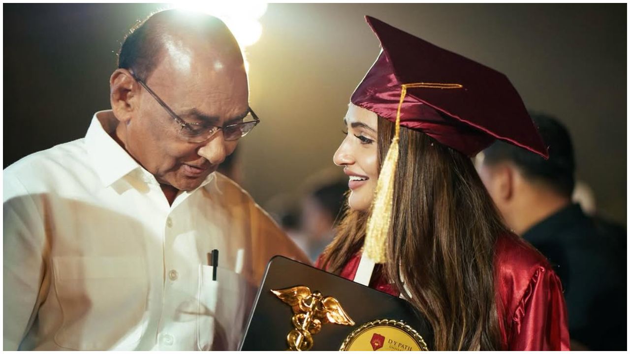 ʻನಿಮ್ ಹುಡುಗಿ ಕೊಟ್ಟ ಮಾತು ಉಳಿಸಿಕೊಂಡಿದ್ದಾಳೆʼ; ಎಂಬಿಬಿಎಸ್‌ ಪದವಿ ಪಡೆದ ಖುಷಿಯಲ್ಲಿ ಡಾ. ಶ್ರೀಲೀಲಾ; ಇಲ್ಲಿವೆ ಘಟಿಕೋತ್ಸವದ ಫೋಟೋಗಳು - Image 5