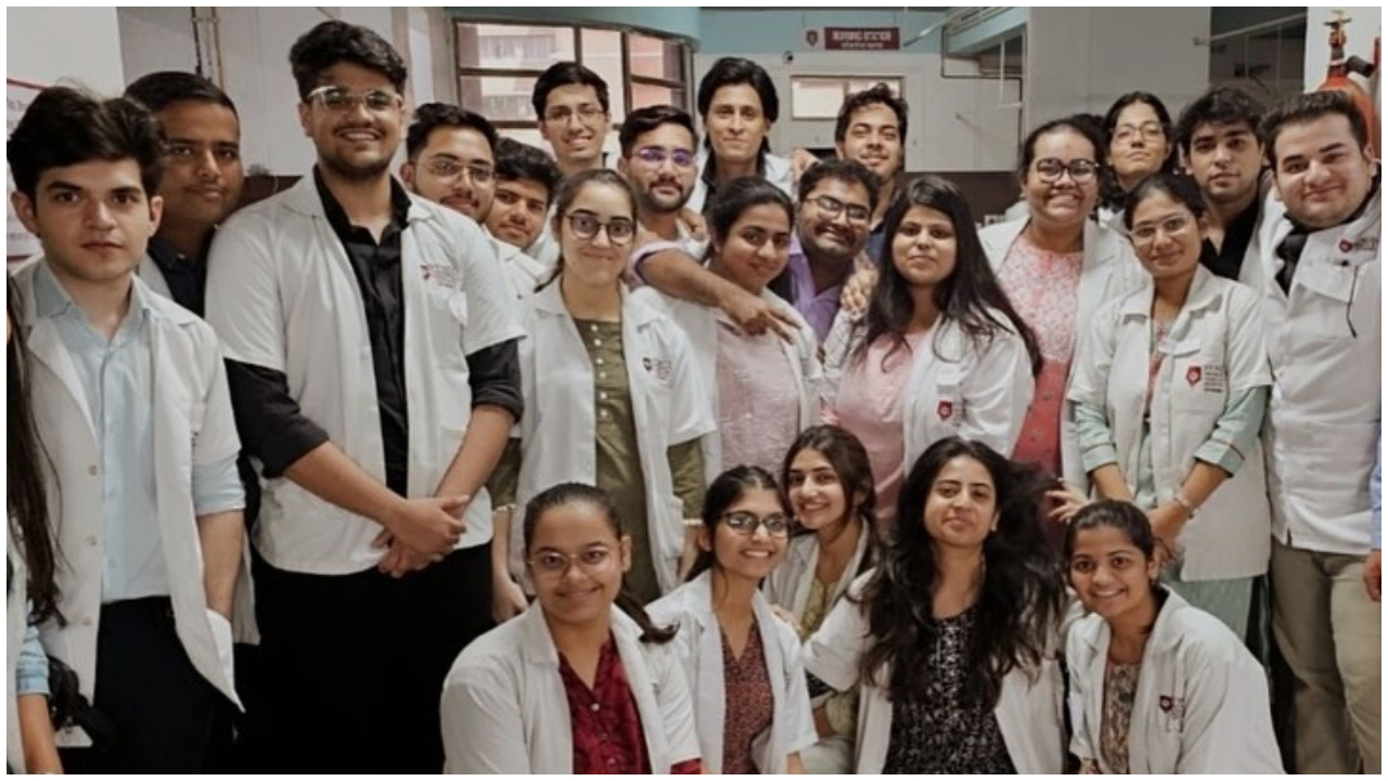 ʻನಿಮ್ ಹುಡುಗಿ ಕೊಟ್ಟ ಮಾತು ಉಳಿಸಿಕೊಂಡಿದ್ದಾಳೆʼ; ಎಂಬಿಬಿಎಸ್‌ ಪದವಿ ಪಡೆದ ಖುಷಿಯಲ್ಲಿ ಡಾ. ಶ್ರೀಲೀಲಾ; ಇಲ್ಲಿವೆ ಘಟಿಕೋತ್ಸವದ ಫೋಟೋಗಳು - Image 7