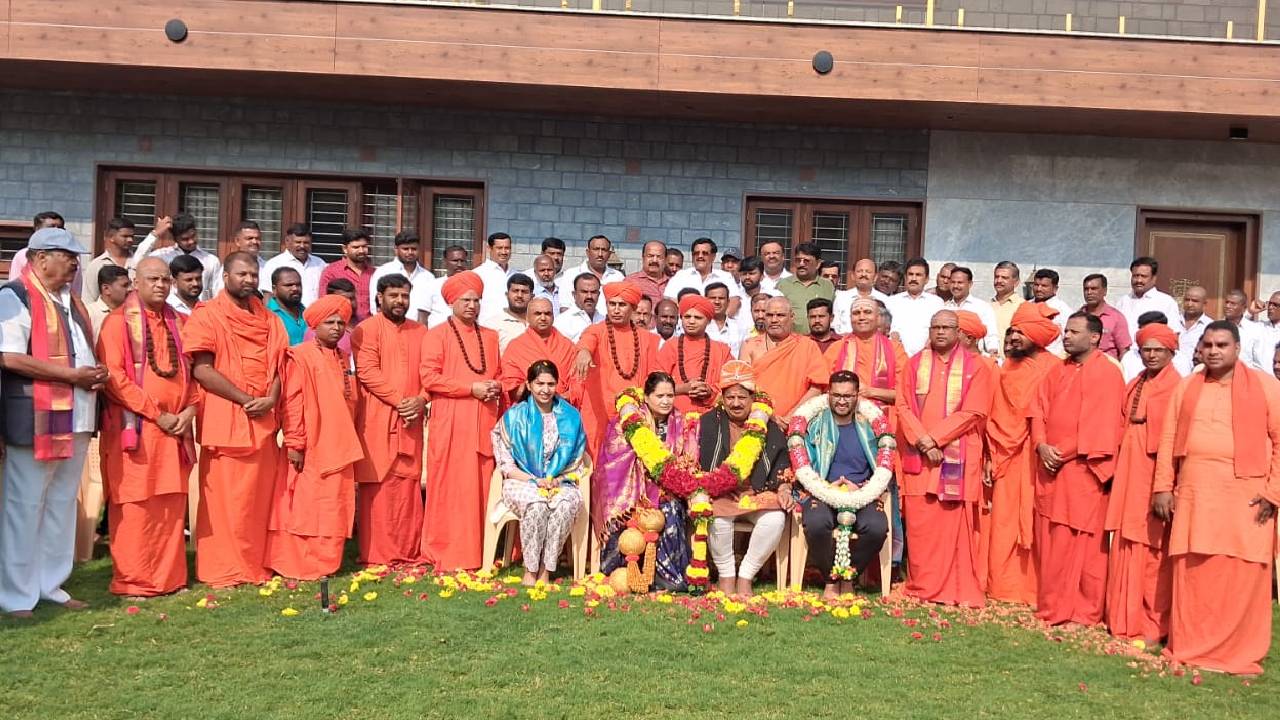 ಶಾಸಕ ಎಸ್.ಆರ್. ವಿಶ್ವನಾಥ್‌ಗೆ ಶ್ರೀಗಳ ಕೃಪಾಶೀರ್ವಾದ