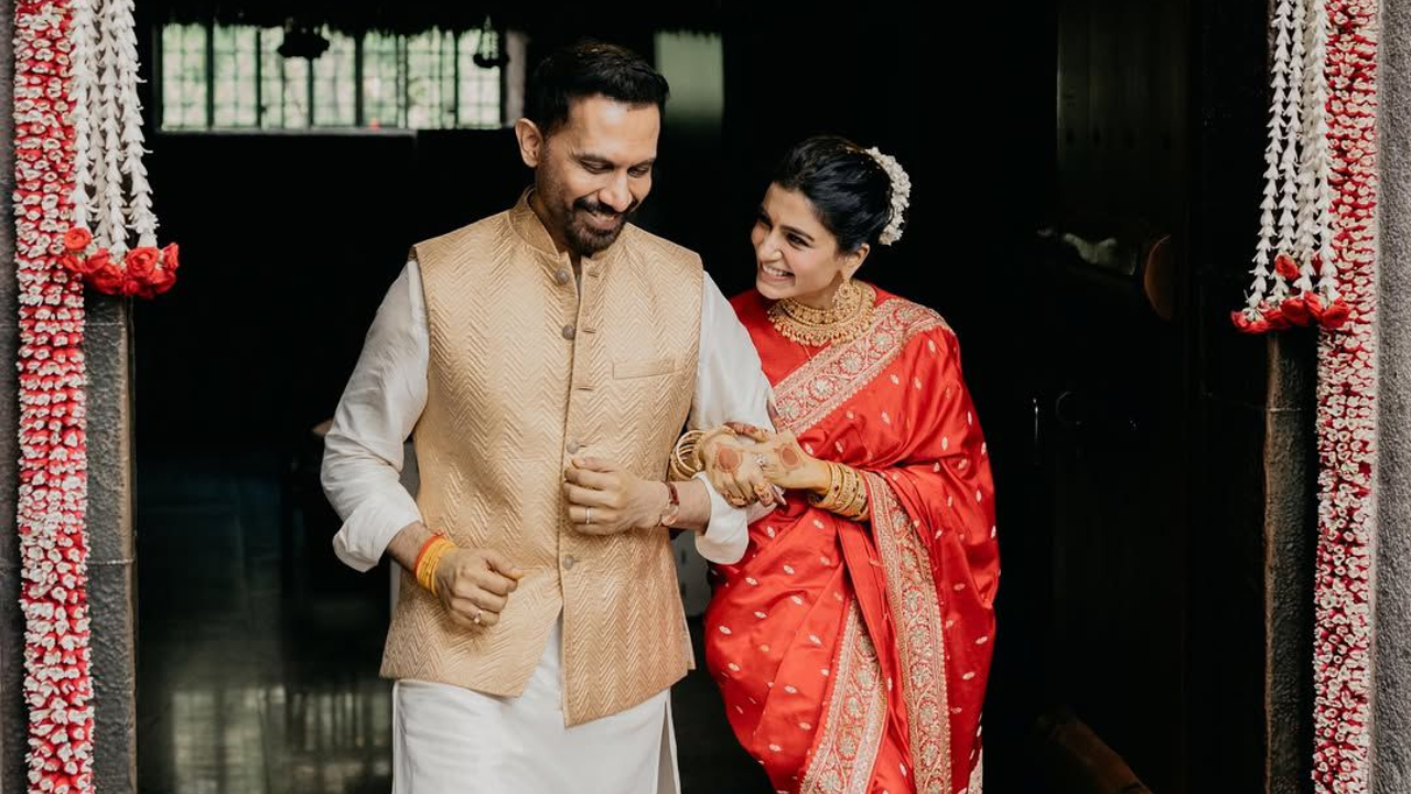 Photos: ಕೊಯಮತ್ತೂರಿನಲ್ಲಿ ಸರಳವಾಗಿ ನಡೆದ ಸಮಂತಾ - ರಾಜ್‌ ನಿಡಿಮೋರು ಕಲ್ಯಾಣ; ಈ 2ನೇ ಮದುವೆಯ ಕಲರ್‌ಫುಲ್‌ ಫೋಟೋಗಳು ಇಲ್ಲಿವೆ ನೋಡಿ - Image 3