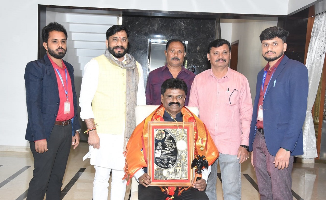 Tumkur News: ‘ನಿಸ್ವಾರ್ಥ ಸೇವೆ ಮಾಡಿದರೆ ಕೀರ್ತಿ, ಪ್ರಶಸ್ತಿ ಹುಡುಕಿ ಬರುತ್ತವೆ’ : ಎಸ್.ಪಿ.ಚಿದಾನಂದ್ ಅಭಿಮತ