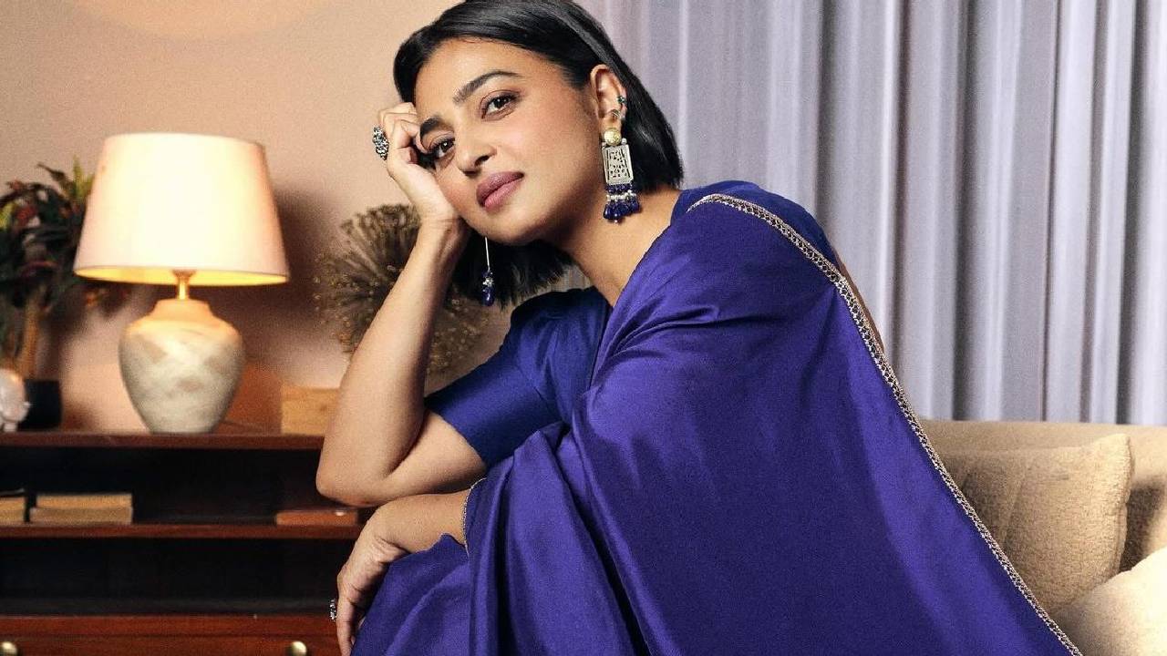 Star Saree Fashion 2025: ನೀಲಿ ಸೀರೆಯ ಮೋಹಪಾಶಕ್ಕೆ ಸಿಲುಕಿದ ರಾಧಿಕಾ ಆಪ್ಟೆ! - Image 2