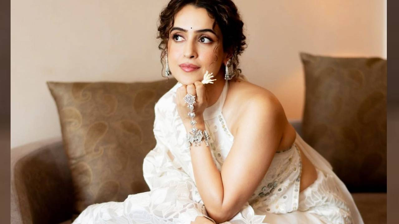 Star Saree Fashion 2026: ಟ್ರೆಂಡಿಯಾಯ್ತು ಸಾನ್ಯಾ ಉಟ್ಟ 3ಡಿ ಫ್ಲೋರಲ್‌ ಲೇಸ್‌ ಸೀರೆ - Image 4