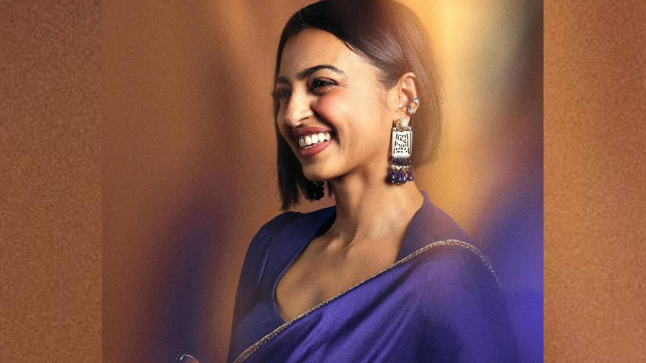 Star Saree Fashion 2025: ನೀಲಿ ಸೀರೆಯ ಮೋಹಪಾಶಕ್ಕೆ ಸಿಲುಕಿದ ರಾಧಿಕಾ ಆಪ್ಟೆ! - Image 4