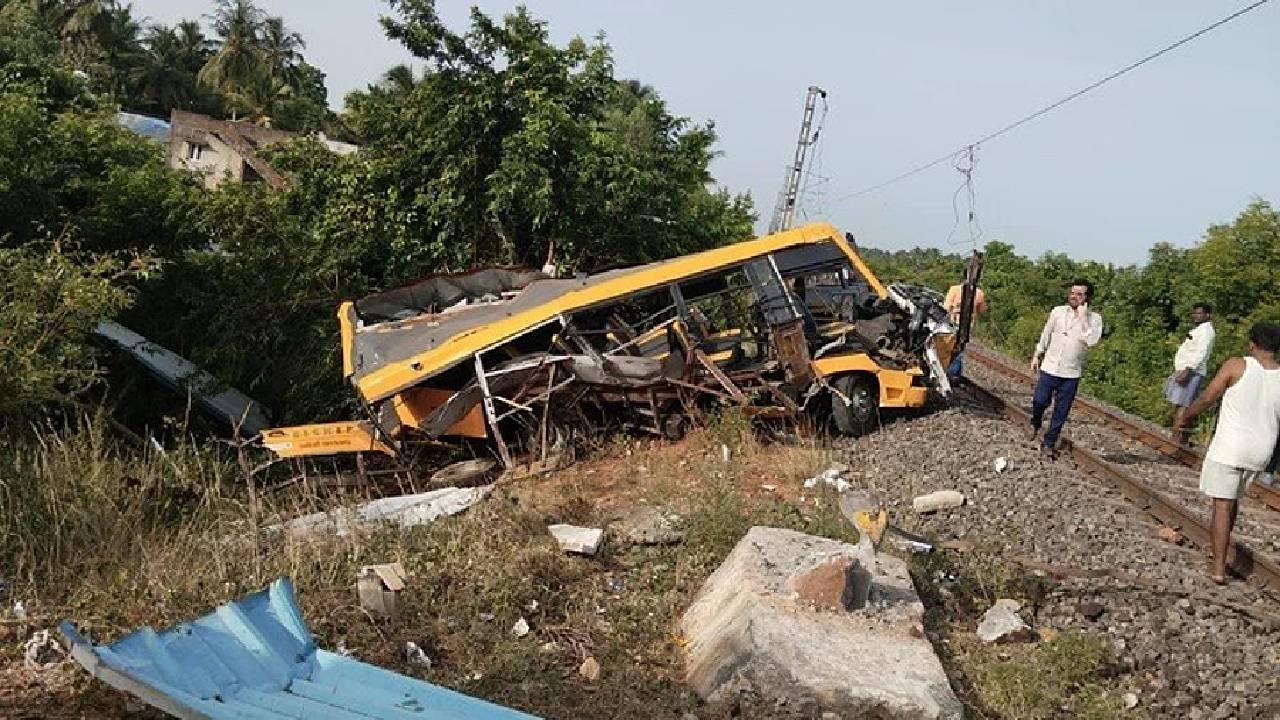 ಶಾಲಾ ವಾಹನ-ರೈಲು ಭೀಕರ ಅಪಘಾತ; ಇಬ್ಬರು ಸ್ಥಳದಲ್ಲಿಯೇ ಸಾವು