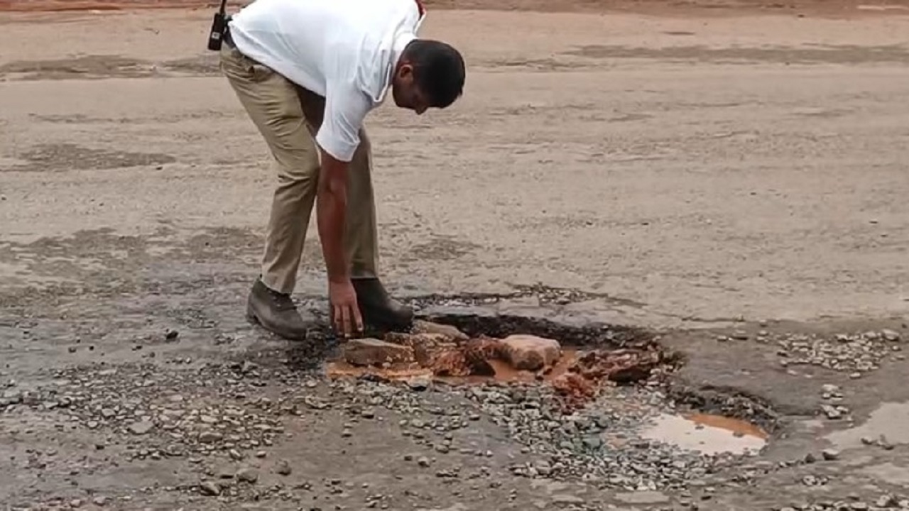 Sirsi News: ಟ್ರಾಫಿಕ್ ತಡೆಯಲು ರಸ್ತೆಯ ಮಧ್ಯದಲ್ಲಿಯ ಹೊಂಡ ಮುಚ್ಚಿದ ಟ್ರಾಫಿಕ್ ಪೊಲೀಸ್ ಸಿಬ್ಬಂದಿ