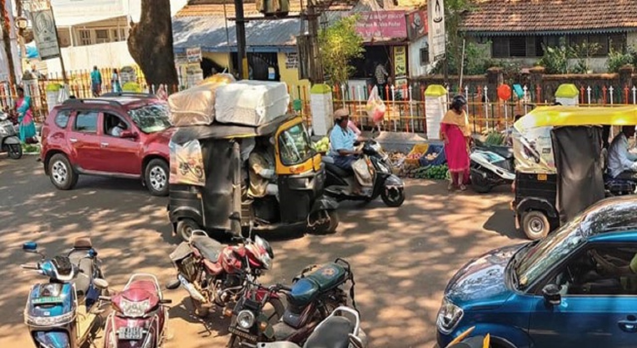 ರಸ್ತೆಯಲ್ಲಿ ತರಕಾರಿ ಮಾರಾಟ, ಟ್ರಾಫಿಕ್‌ ಜಾಮ್