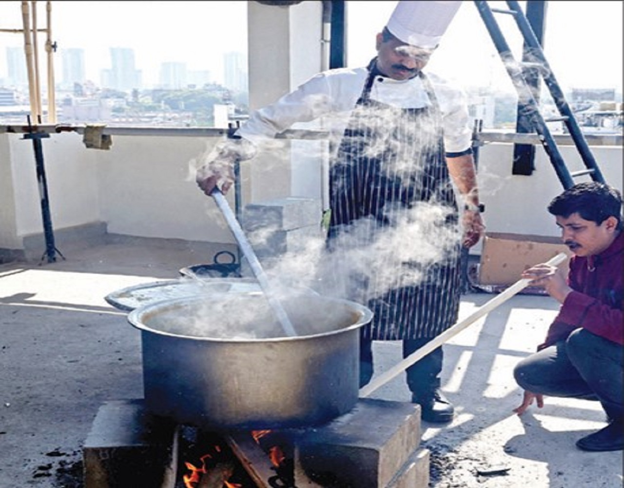 Demand for Firewood: ಸಿಗದ ಸಿಲಿಂಡರ್; ಸೌದೆಗೆ ಹೆಚ್ಚಿದ ಬೇಡಿಕೆ