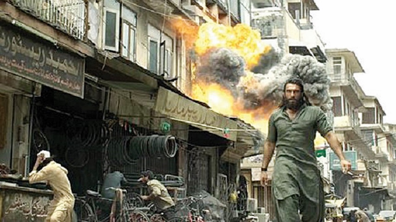 ಪಕ್ಕದ ದೇಶದಲ್ಲಿ ಮೂರೂಮುಕ್ಕಾಲು ತಾಸು !