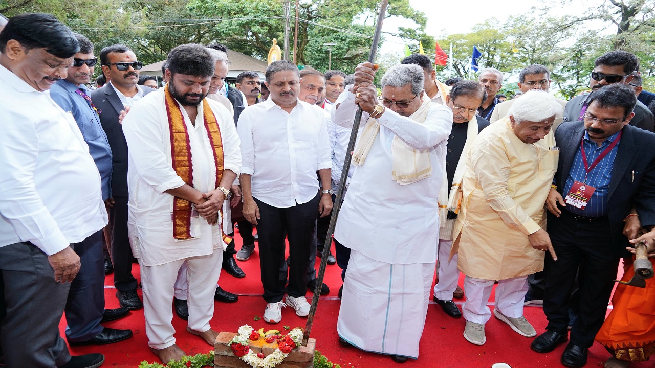 50 ಕೋಟಿ ವೆಚ್ಚದ ನೂತನ ಕಟ್ಟಡ ನಿರ್ಮಾಣಕ್ಕೆ ಶಂಕುಸ್ಥಾಪನೆ ನೆರವೇರಿಸಿದ ಮುಖ್ಯಮಂತ್ರಿ ಸಿದ್ದರಾಮಯ್ಯ