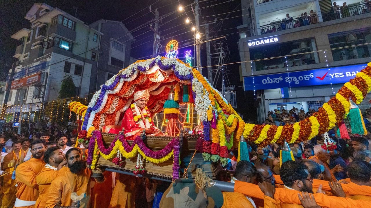 ಪರ್ಯಾಯ ಮಹೋತ್ಸವದಲ್ಲಿ ಮಿಂದೆದ್ದ ಉಡುಪಿ; ಸರ್ವಜ್ಞ ಪೀಠ ಏರಿದ ಶ್ರೀ ವೇದವರ್ಧನ ತೀರ್ಥರು - Image 1