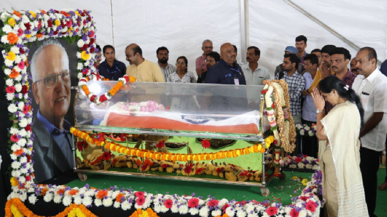 SL Bhyrappa: ಸಿಎಂ ಸಿದ್ದರಾಮಯ್ಯ, ಡಿಸಿಎಂ ಡಿಕೆಶಿ ಸೇರಿ ಗಣ್ಯರಿಂದ ಎಸ್.ಎಲ್. ಭೈರಪ್ಪ ಅಂತಿಮ ದರ್ಶನ - Image 14