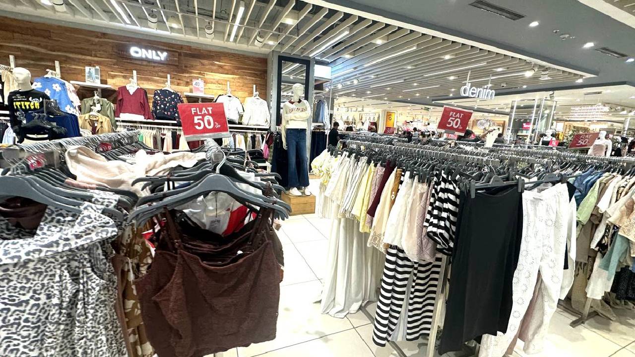 Winter Shopping 2025: ಮಾಲ್‌ಗಳಲ್ಲಿ ಆರಂಭವಾಯ್ತು 2025ರ ಇಯರ್ ಎಂಡ್ ಸೇಲ್ - Image 4