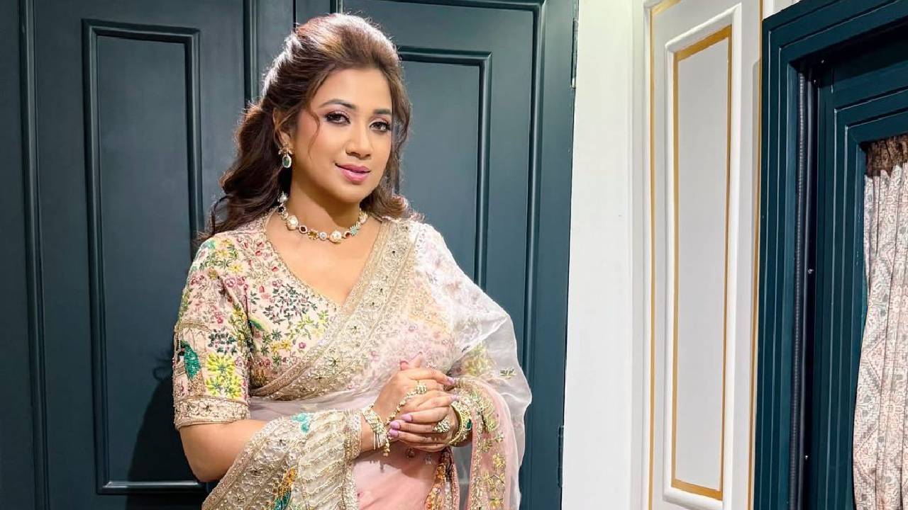 Star Fashion 2025: ಸ್ಯಾರಿಯಲ್ಲಿ ಬ್ಯೂಟಿಫುಲ್ ಲುಕ್ ಕೊಟ್ಟ ಗಾಯಕಿ ಶ್ರೇಯಾ ಘೋಷಾಲ್‌ - Image 5