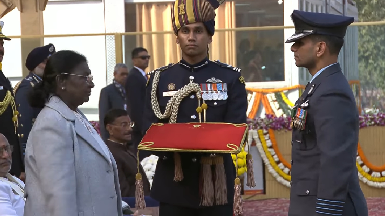 ರಾಷ್ಟ್ರೀಯ ಯುದ್ಧ ಸ್ಮಾರಕಕ್ಕೆ ಮೋದಿ ಭೇಟಿ, ಕರ್ತವ್ಯಪಥದಲ್ಲಿ ಭಾರತದ ಸೇನಾ ಶಕ್ತಿ ಪ್ರದರ್ಶನ ಶುರು - Image 4