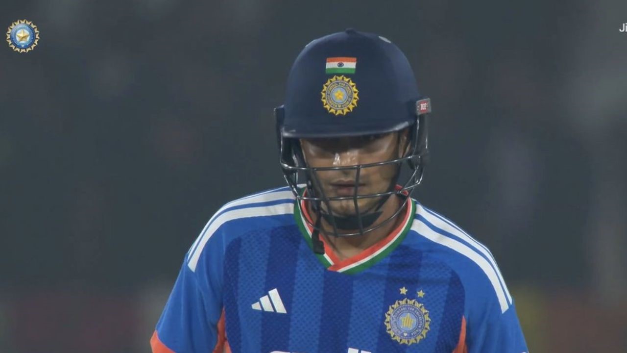 4 ರನ್‌ ಗಳಿಸಿ ಔಟಾದ ಶುಭಮನ್‌ ಗಿಲ್‌ ವಿರುದ್ಧ ಫ್ಯಾನ್ಸ್‌ ಗರಂ!