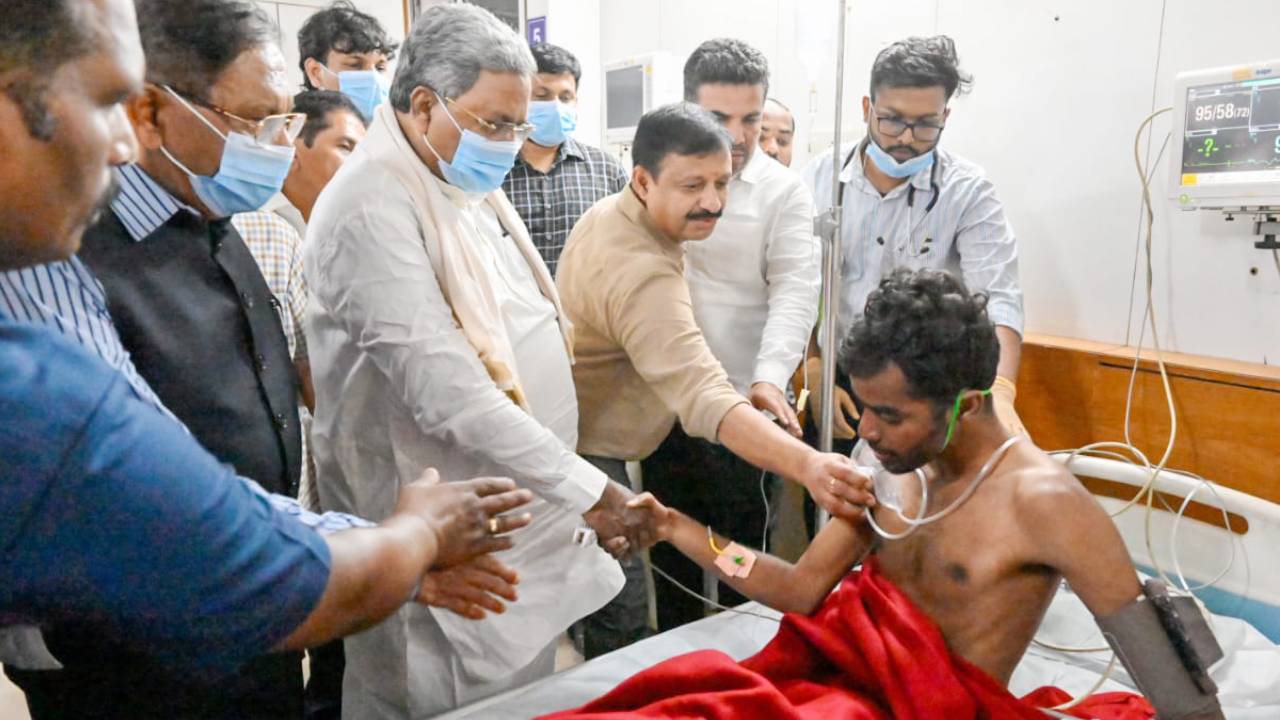 Chinnaswamy Stadium Stampede: ಚಿನ್ನಸ್ವಾಮಿ ಸ್ಟೇಡಿಯಂ ಕಾಲ್ತುಳಿತದಲ್ಲಿ 11 ಮಂದಿ ಸಾವು; ಮೃತರ ಕುಟುಂಬಕ್ಕೆ 10 ಲಕ್ಷ ಪರಿಹಾರ ಘೋಷಿಸಿದ ಸಿಎಂ
