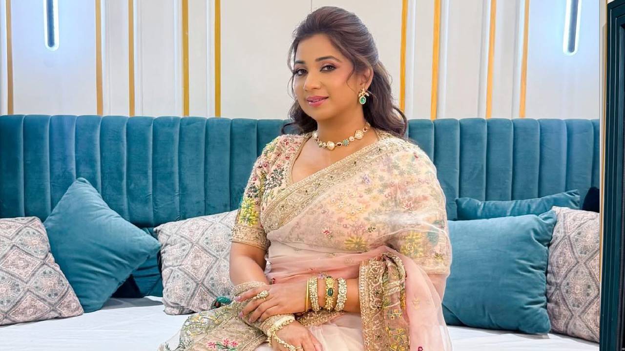 Star Fashion 2025: ಸ್ಯಾರಿಯಲ್ಲಿ ಬ್ಯೂಟಿಫುಲ್ ಲುಕ್ ಕೊಟ್ಟ ಗಾಯಕಿ ಶ್ರೇಯಾ ಘೋಷಾಲ್‌ - Image 4